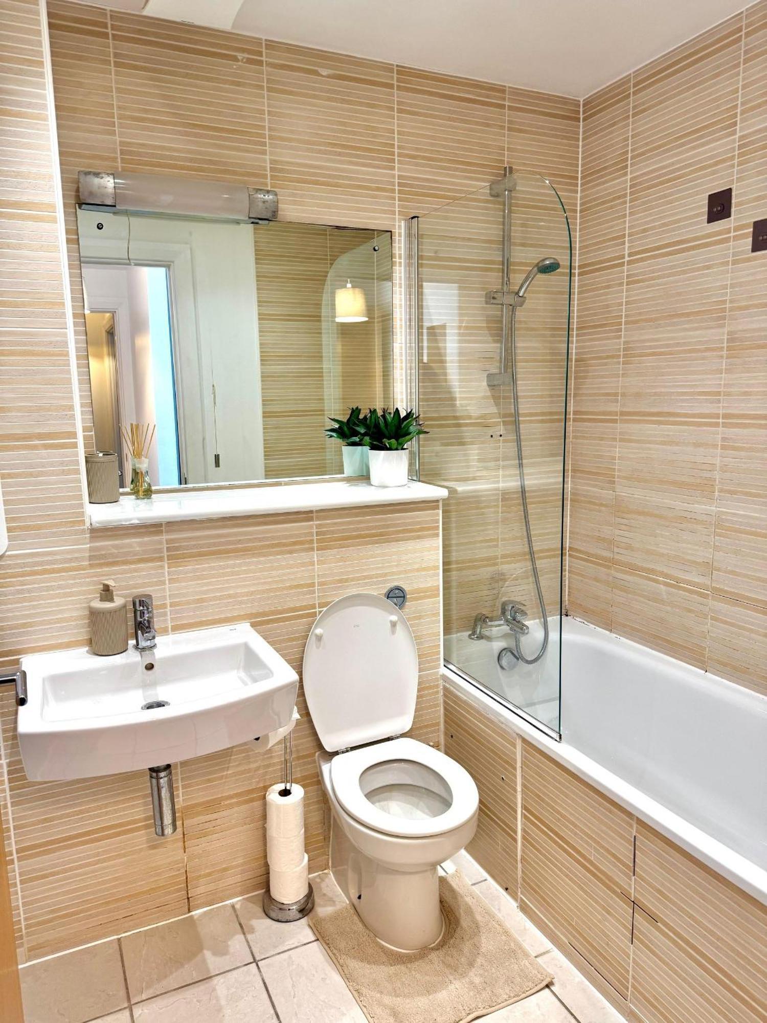 Spacious & Serene 2 Bed, Sleeps 6 With Canal View And Underground Parking *