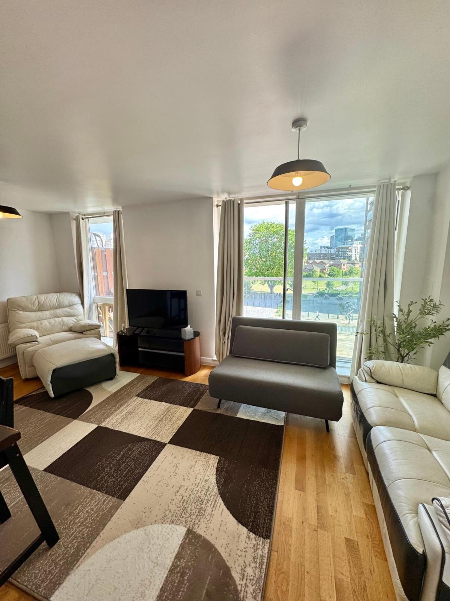 Spacious & Serene 2 Bed, Sleeps 6 With Canal View And Underground Parking *
