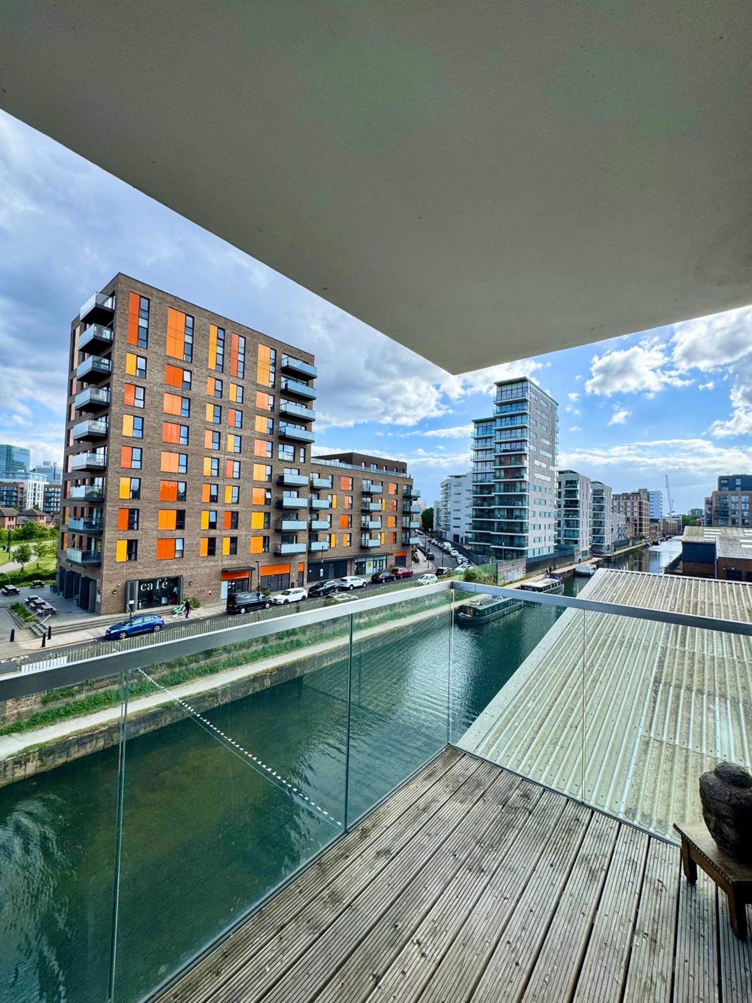 Spacious & Serene 2 Bed, Sleeps 6 With Canal View And Underground Parking Londres